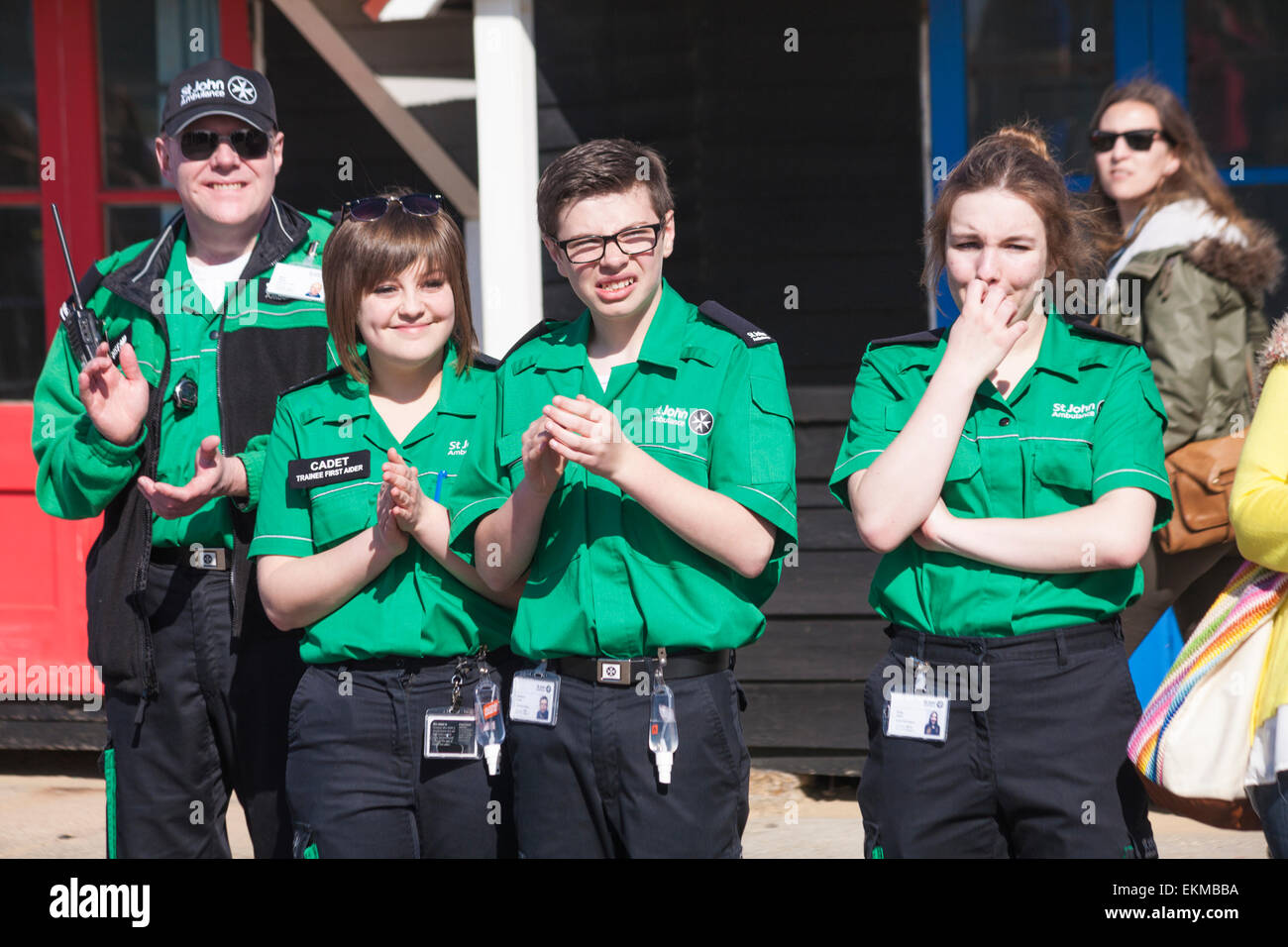 Bournemouth, Dorset, Großbritannien. 12. April 2015. Mitglieder der St. John Ambulance feuern Läufer an, die am 10k. Lauf teilnehmen, als sie sich der Ziellinie nähern, die Teil der Bournemouth Bay ist und an der Küste von Bournemouth entlang läuft. Die Teilnehmer wollen lebenswichtige Mittel für die britische Herzstiftung zur Bekämpfung von Herzkrankheiten aufbringen. Kredit: Carolyn Jenkins/Alamy Live News Stockfoto