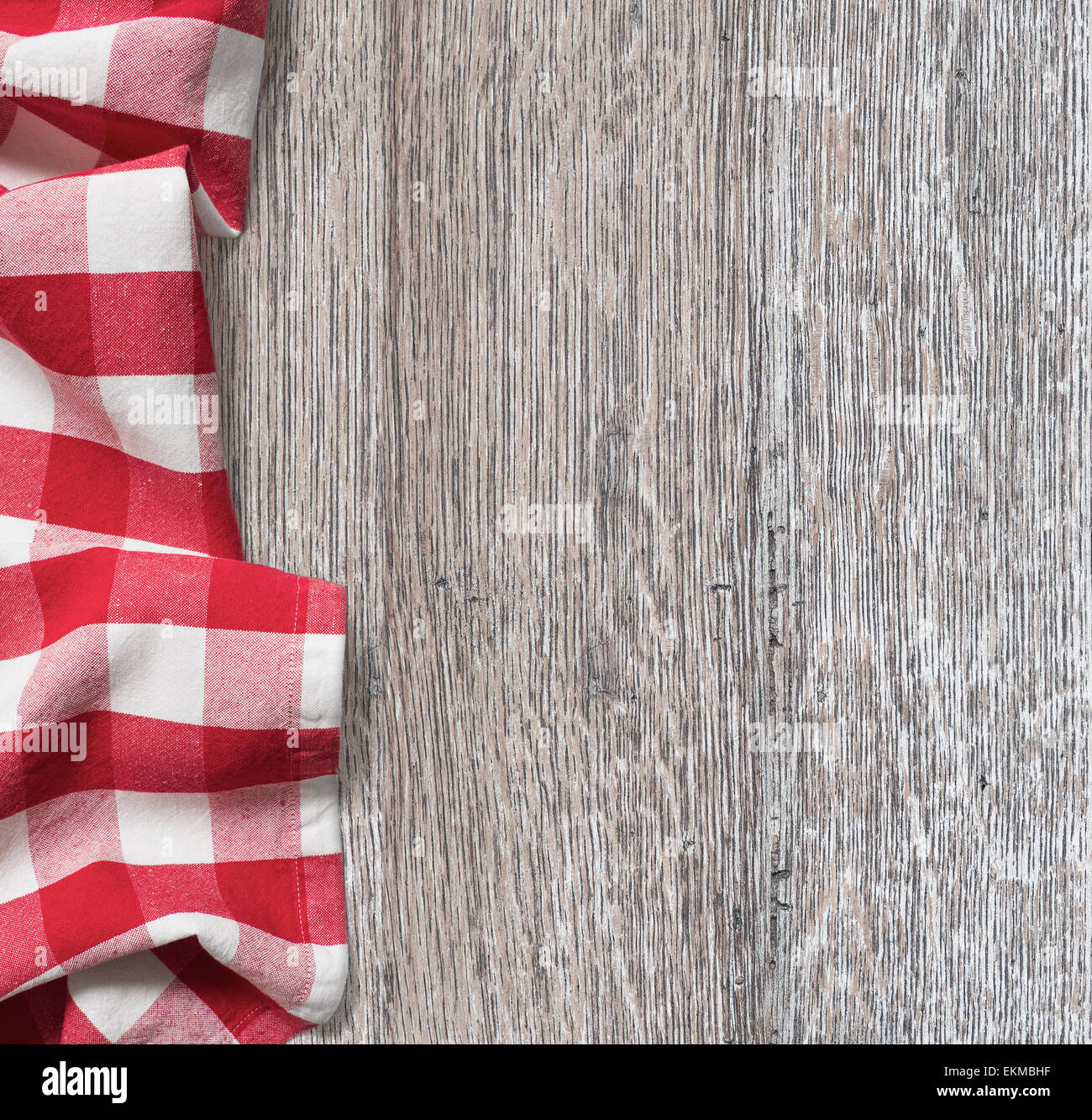 grobe Holz Küchentisch mit roten Picknick Tuch Hintergrund Stockfoto