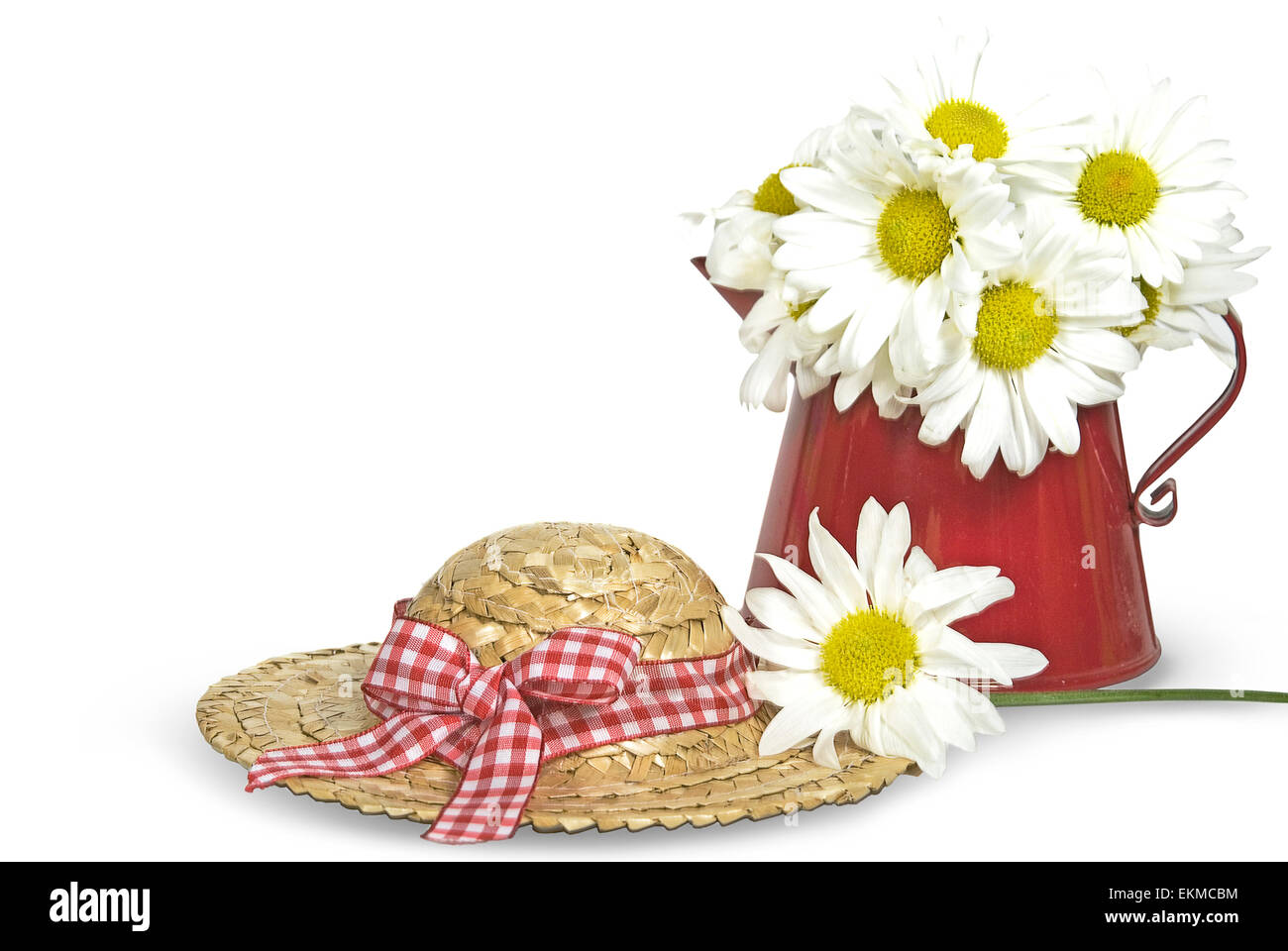Daisy Blumenstrauß in rot Krug mit Stroh Sommerhut isoliert auf weiss. Stockfoto