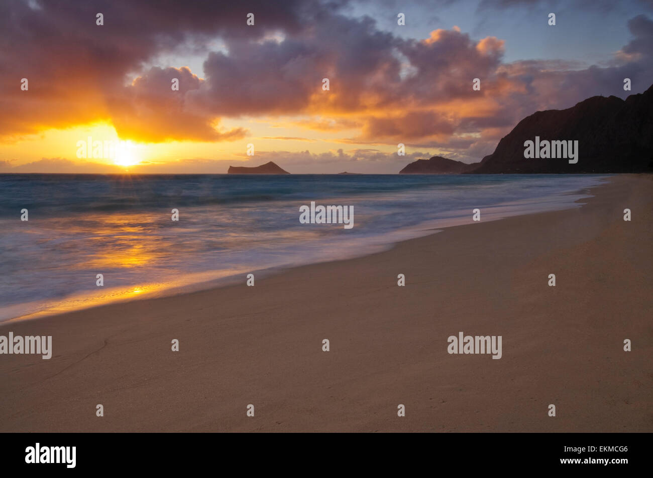 Waimanalo Bay Beach, Koolau Berge und Rabbit Island bei Sonnenaufgang, Windward Oahu, Hawaii. Stockfoto