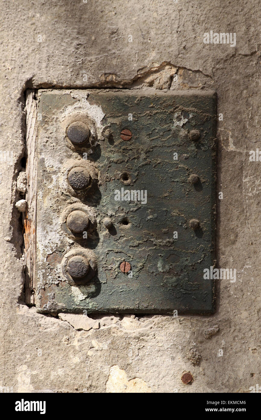 Vintage Gegensprechanlage in Großaufnahme auf eine Mauer Stockfoto