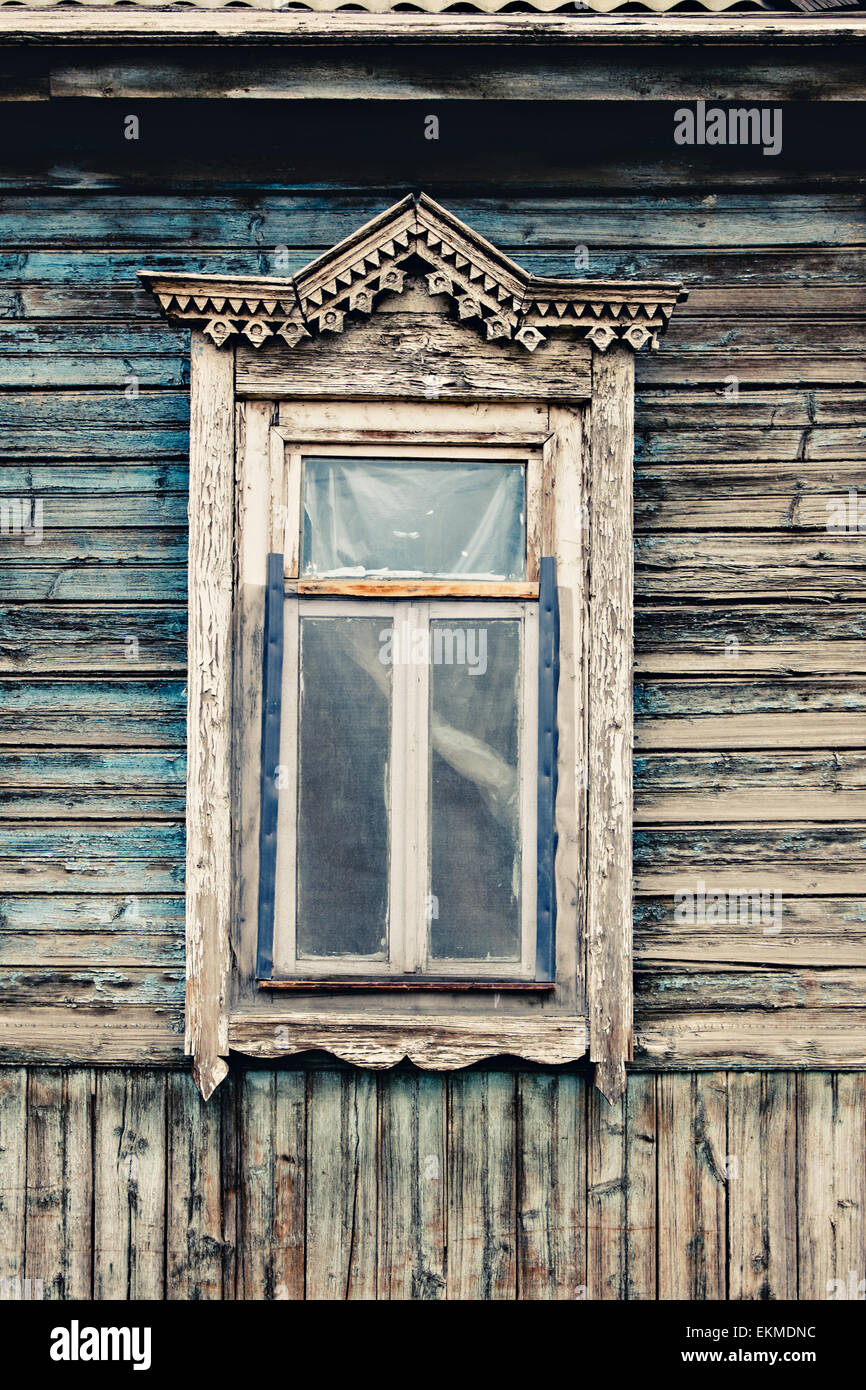 Alte Holzfenster. Russische traditionelle Stil Stockfoto