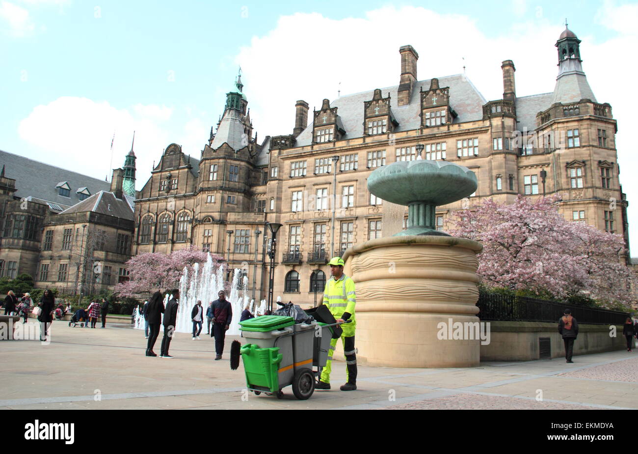 Eine street Cleaner von Sheffield Rathaus, Sheffield, South Yorkshire, UK-Feder Stockfoto