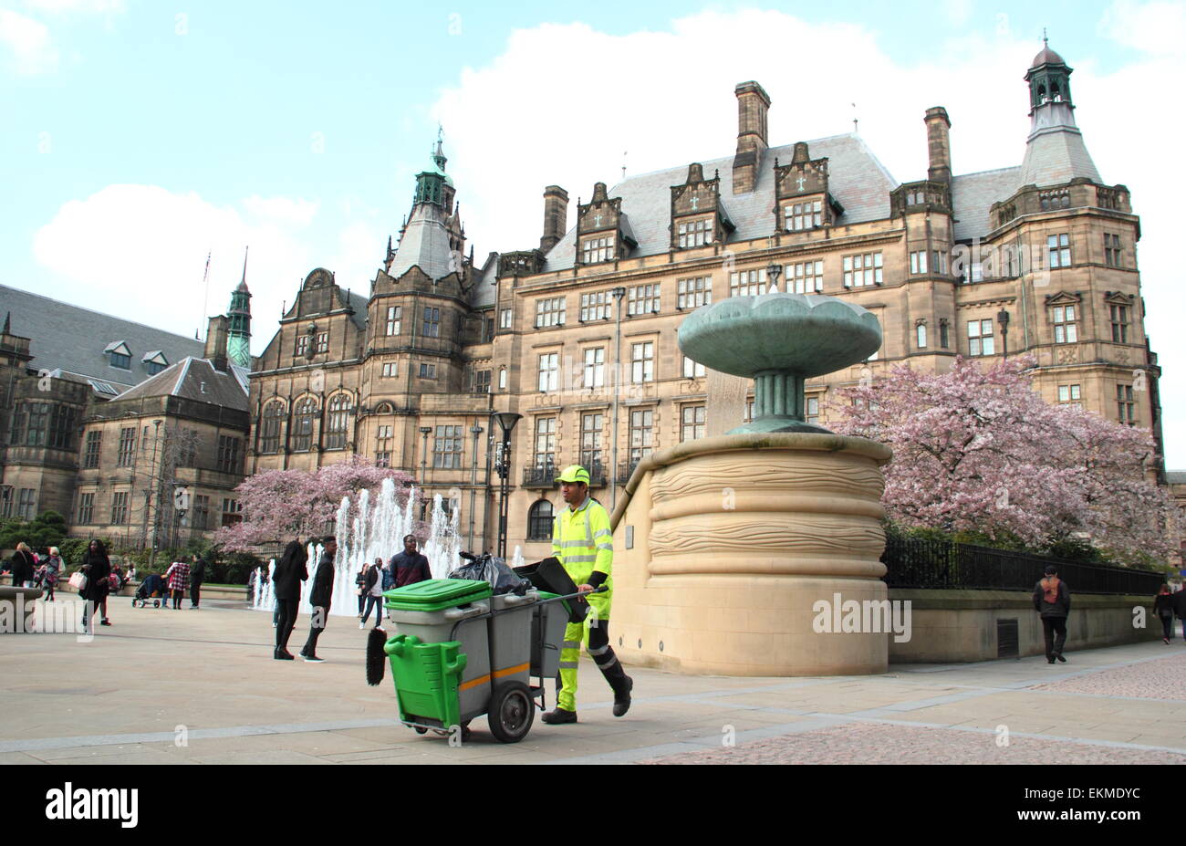 Eine Straße Reiniger in Sheffield Peace Gardens überragt vom Rathaus der Stadt, Sheffield, South Yorkshire, UK - Frühling Stockfoto