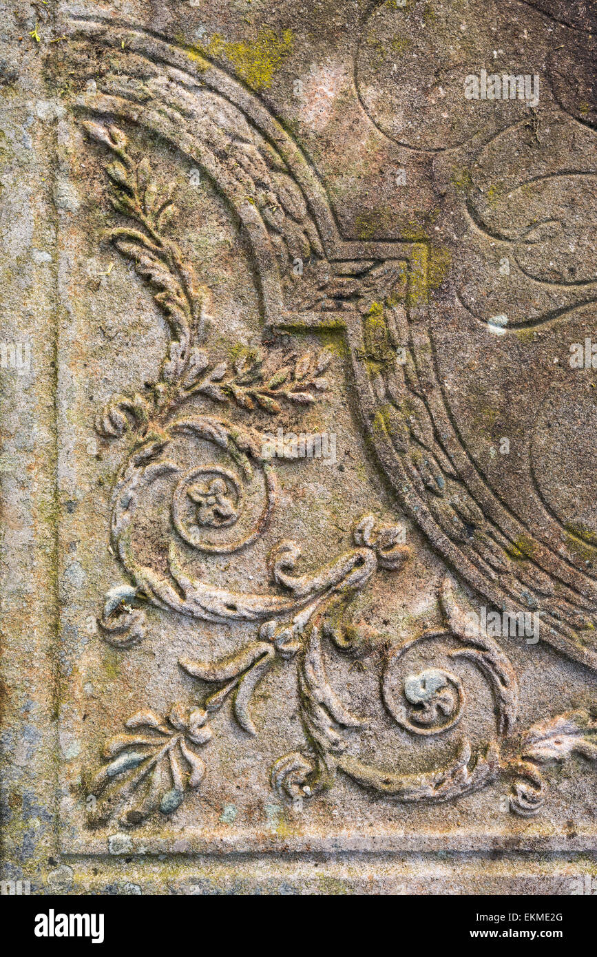 Detail auf einem Grabstein auf dem Friedhof bei St. John the Baptist Church in dem Dorf Chelmorton, Derbyshire. Stockfoto