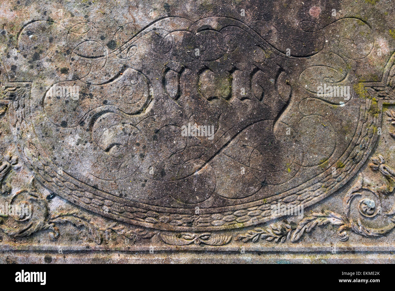 Detail auf einem Grabstein auf dem Friedhof bei St. John the Baptist Church in dem Dorf Chelmorton, Derbyshire. Stockfoto