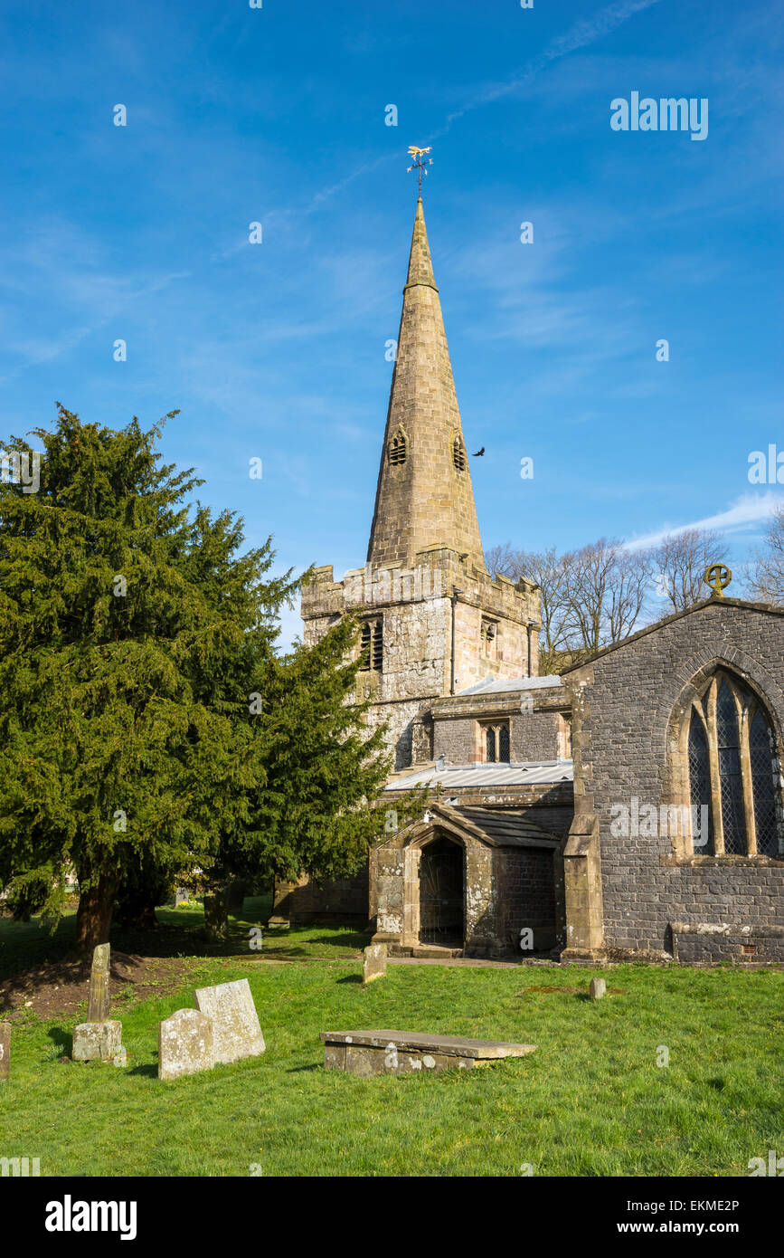 Die Pfarrkirche St. Johannes der Täufer in das Dorf Chelmorton an einem sonnigen Frühlingsmorgen. Stockfoto