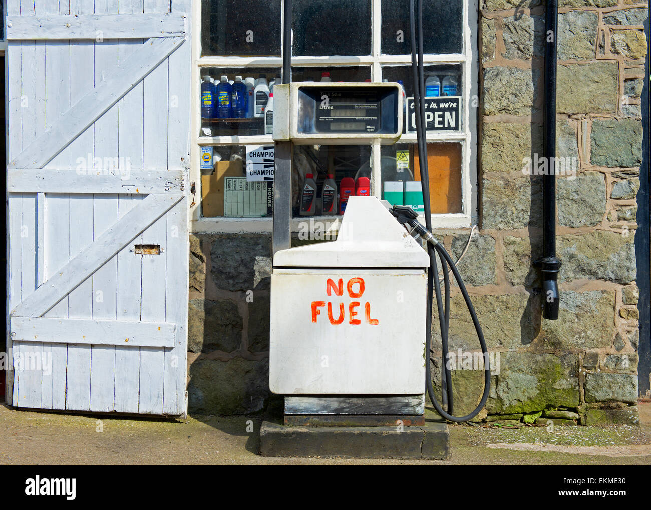 Tankstelle in Montgomery, Powys, Wales, UK, mit Schild an der Zapfsäule: kein Kraftstoff Stockfoto