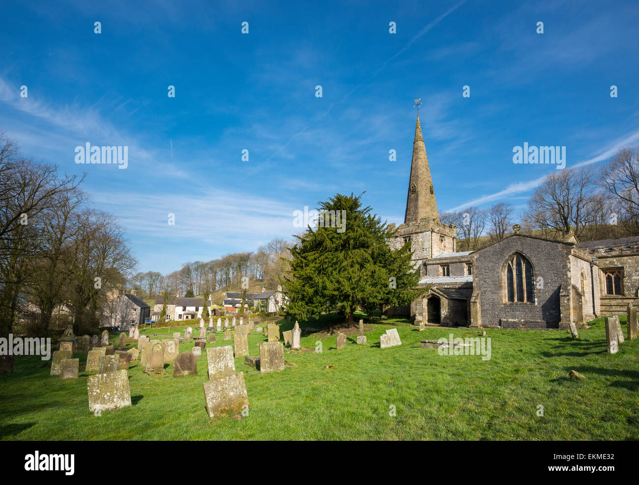 Die Pfarrkirche St. Johannes der Täufer in das Dorf Chelmorton an einem sonnigen Frühlingsmorgen. Stockfoto