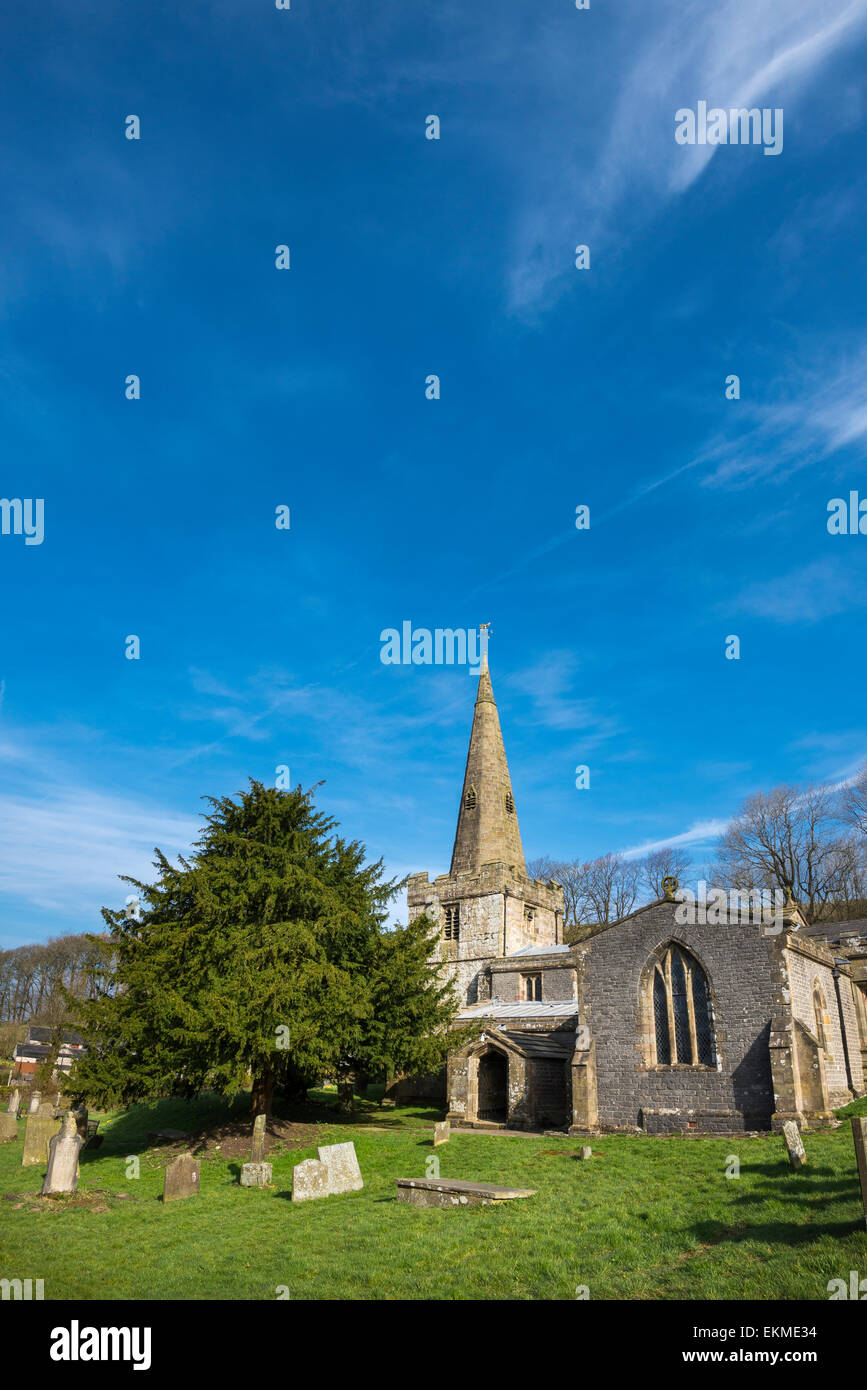 Die Pfarrkirche St. Johannes der Täufer in das Dorf Chelmorton an einem sonnigen Frühlingsmorgen. Stockfoto