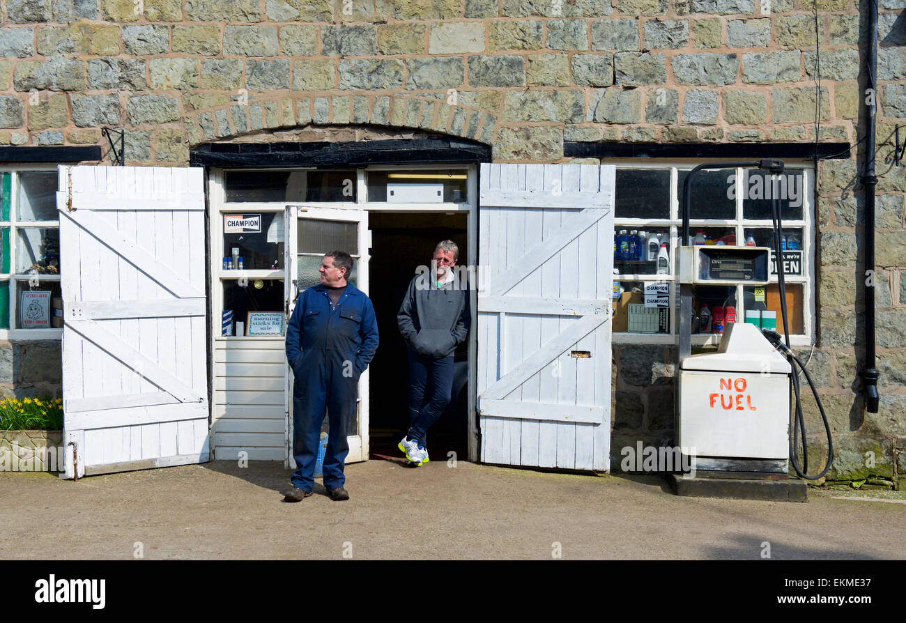 Tankstelle in Montgomery, Powys, Wales, UK, mit Schild an der Zapfsäule: kein Kraftstoff Stockfoto