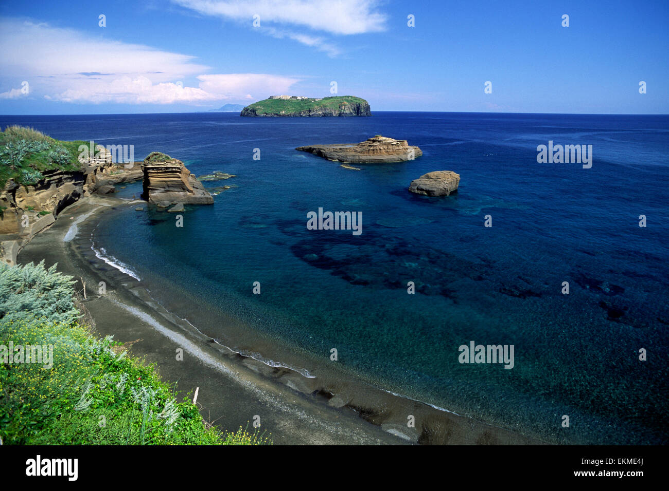 Italien, Latium, Pontinische Inseln, Insel Ventotene, Strand Cala Nave und Insel Santo Stefano im Hintergrund Stockfoto