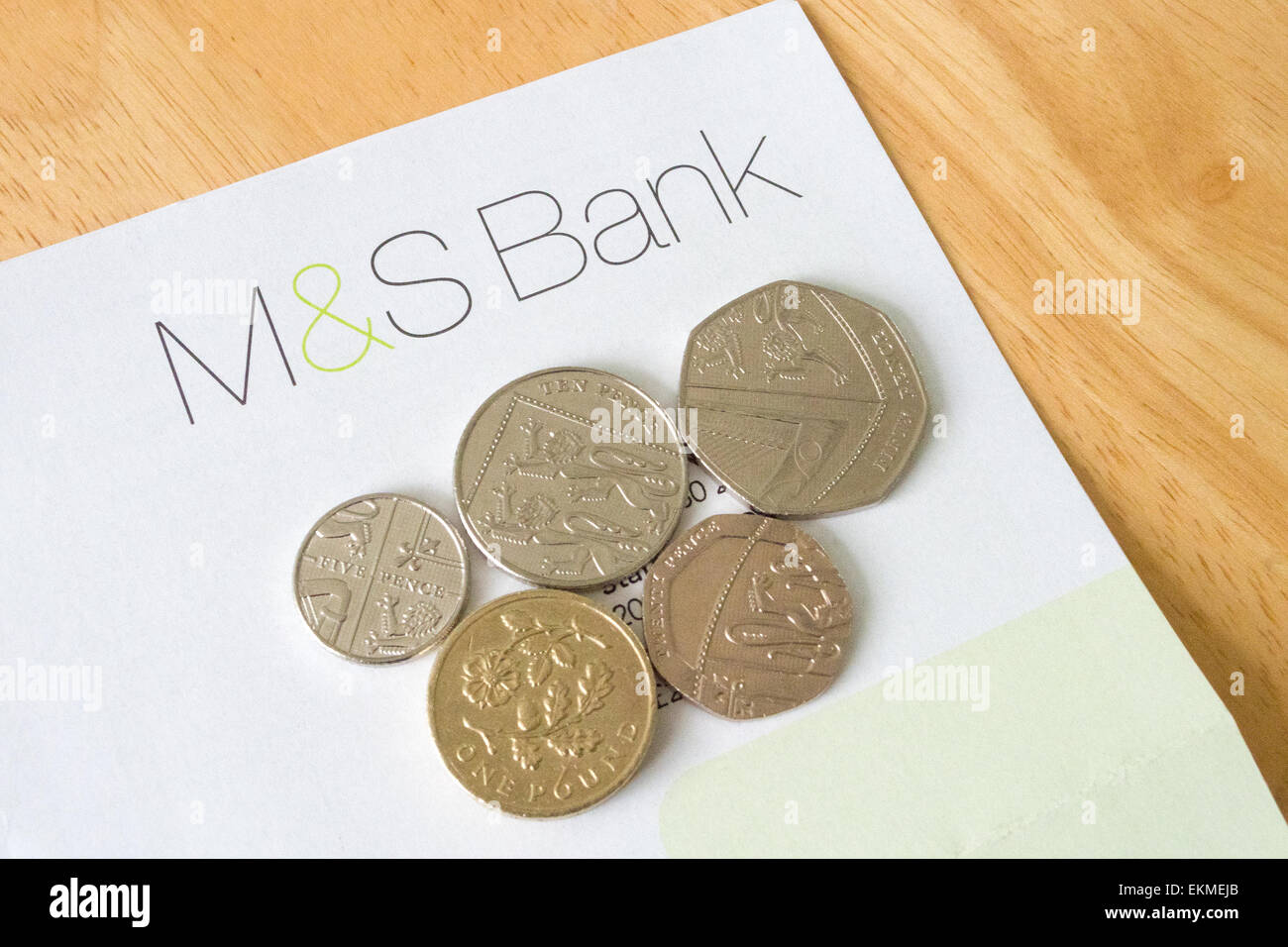 M & S Kreditkartenabrechnung auf einem hölzernen Tisch, UK Stockfoto
