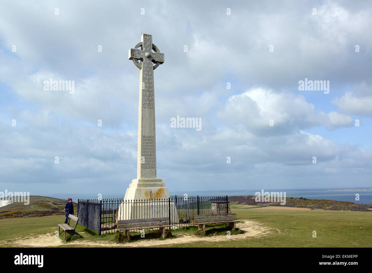 Isle Of Wight Küste Küste Weg zu Fuß geht auf Tennyson Down Gedenkkreuz, Alfred Lord Tennyson Stockfoto