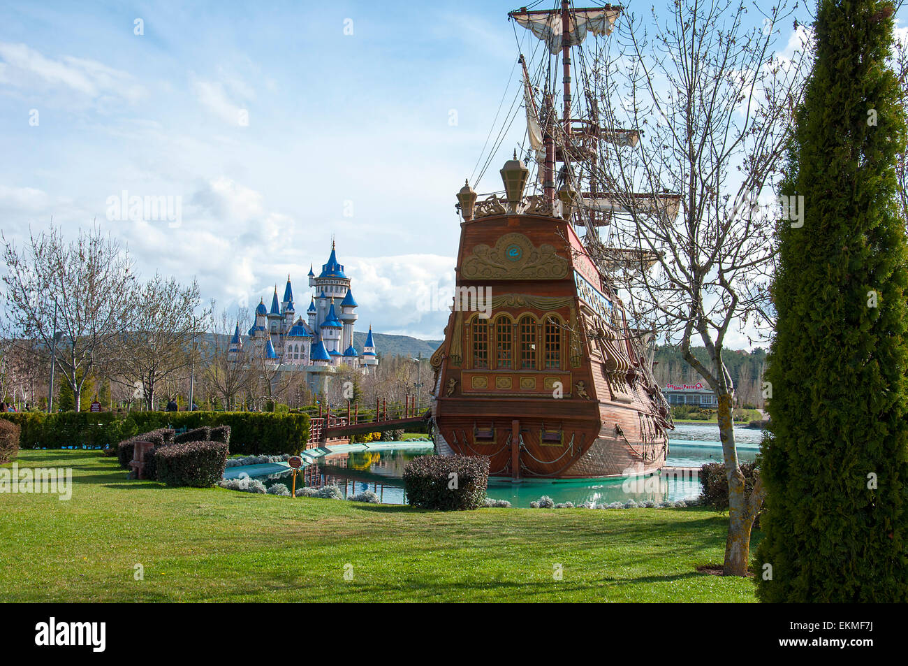 Piratenschiff im Garten Geschichte Stockfoto