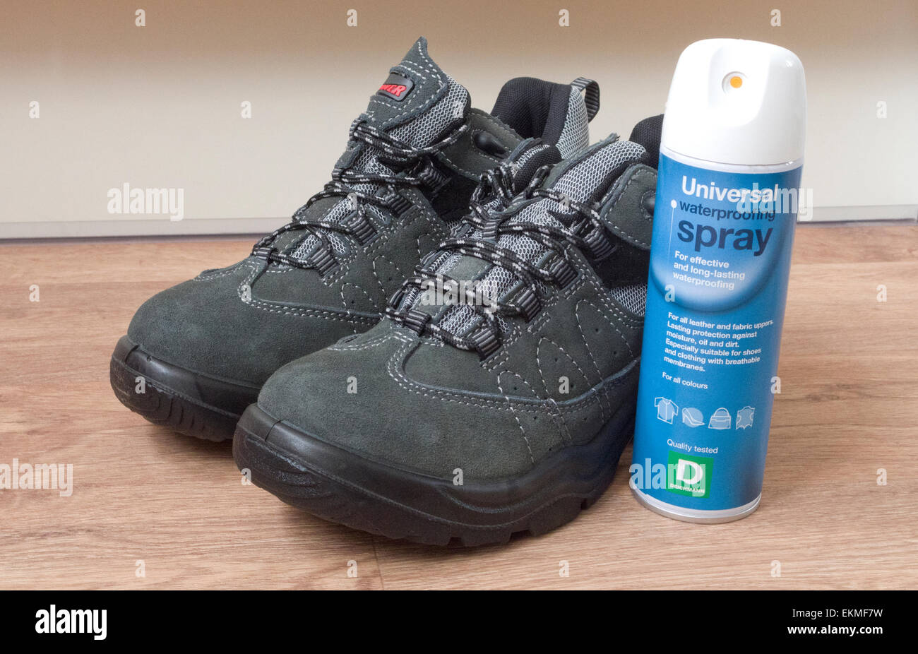 Wanderstiefel mit einer Dose Abdichtung Spray, UK Stockfoto