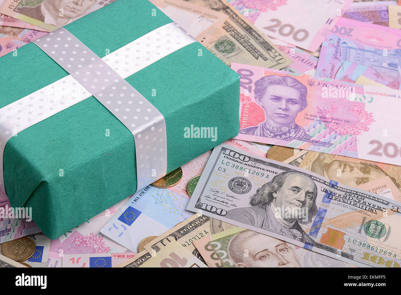 amerikanische und europäische Geld-Hintergrund und grün-Geschenk-box Stockfoto