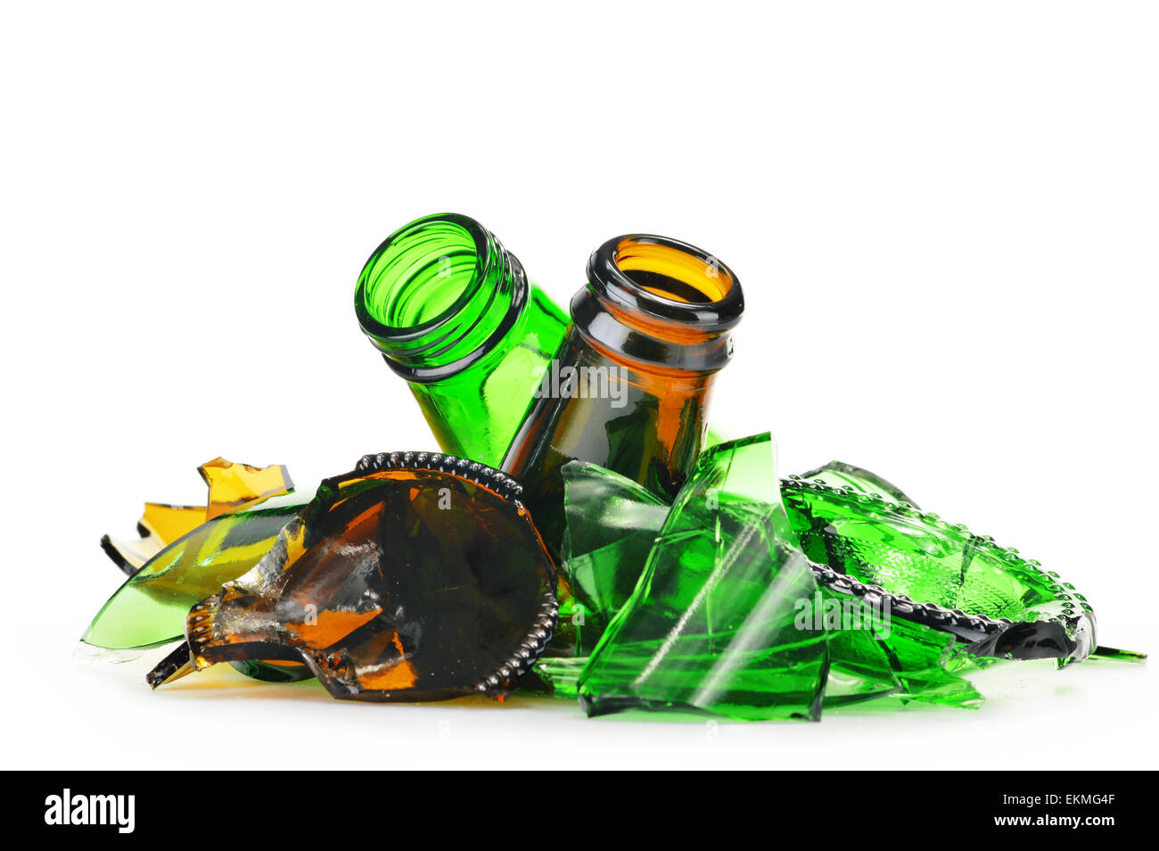 Stücke von zerbrochenem Glas auf weißem Hintergrund. Das Recycling. Stockfoto