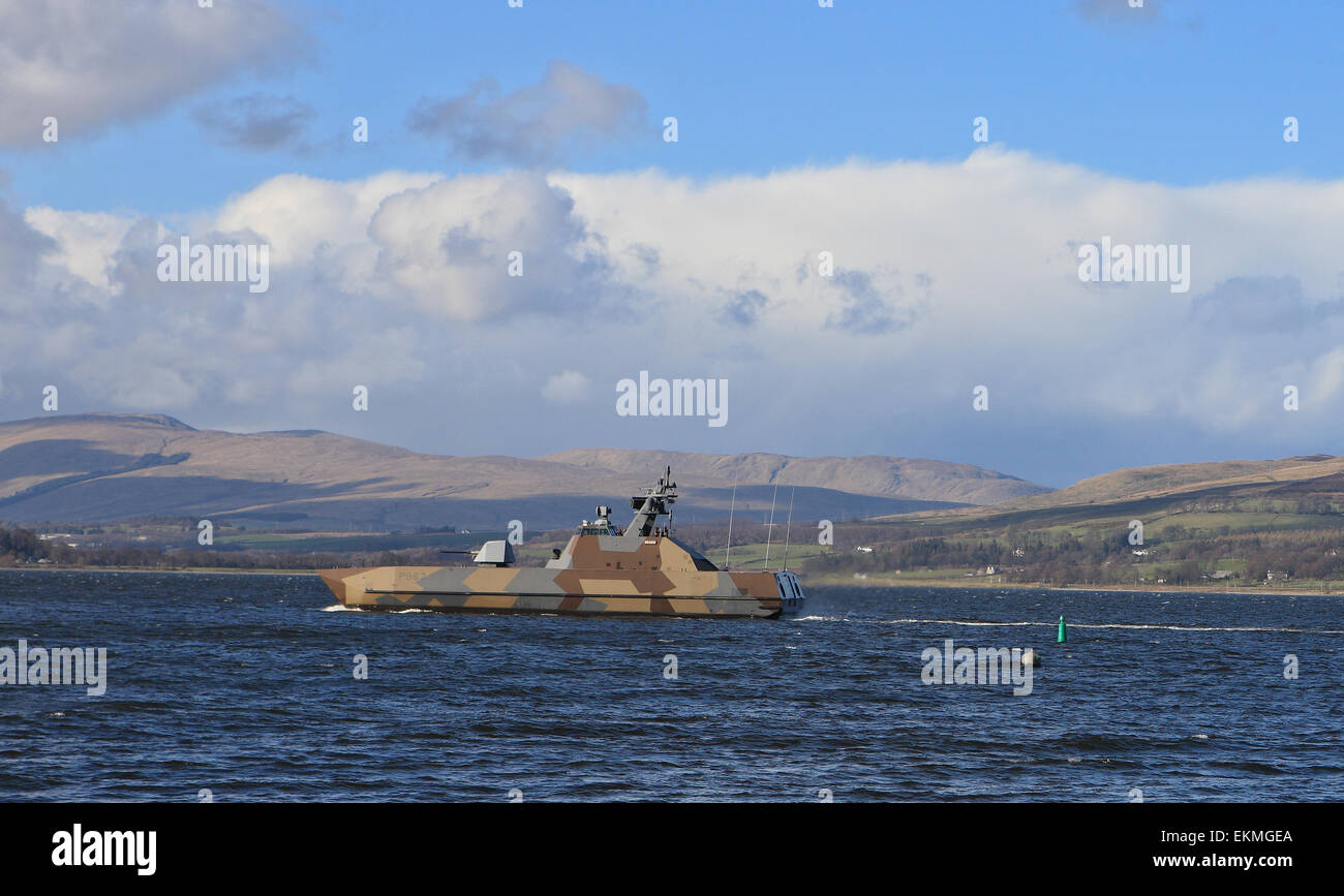 Schottland, Großbritannien. 12. April 2015. Kriegsschiff in Camouflage Farben, Teil der Übung Joint Warrior auf dem Fluss Clyde in der Nähe von Greenock. Bildnachweis: PictureScotland/Alamy Live-Nachrichten Stockfoto