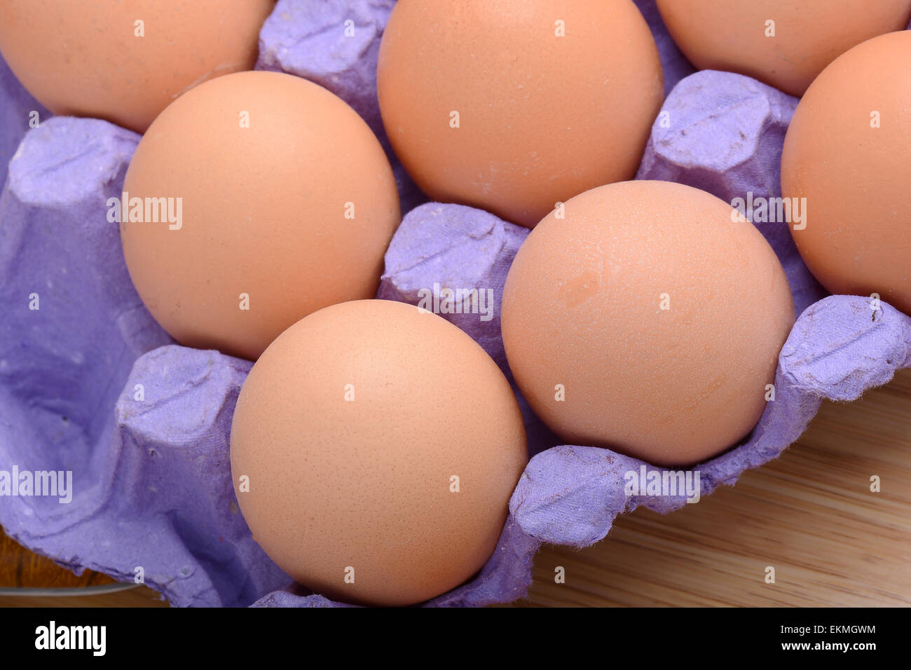 Hühnereier in Eierbehälter Stockfoto