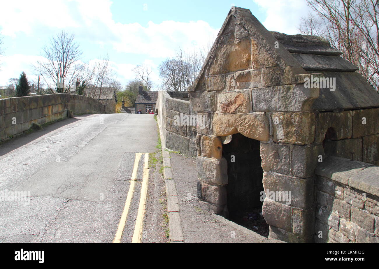 Eine Mautstelle auf Bubnell Brücke, eine denkmalgeschützte steinerne Brücke, die überspannt den Fluss Derwent in Baslow, Peak Assistenten, Derbyshire, Großbritannien Stockfoto