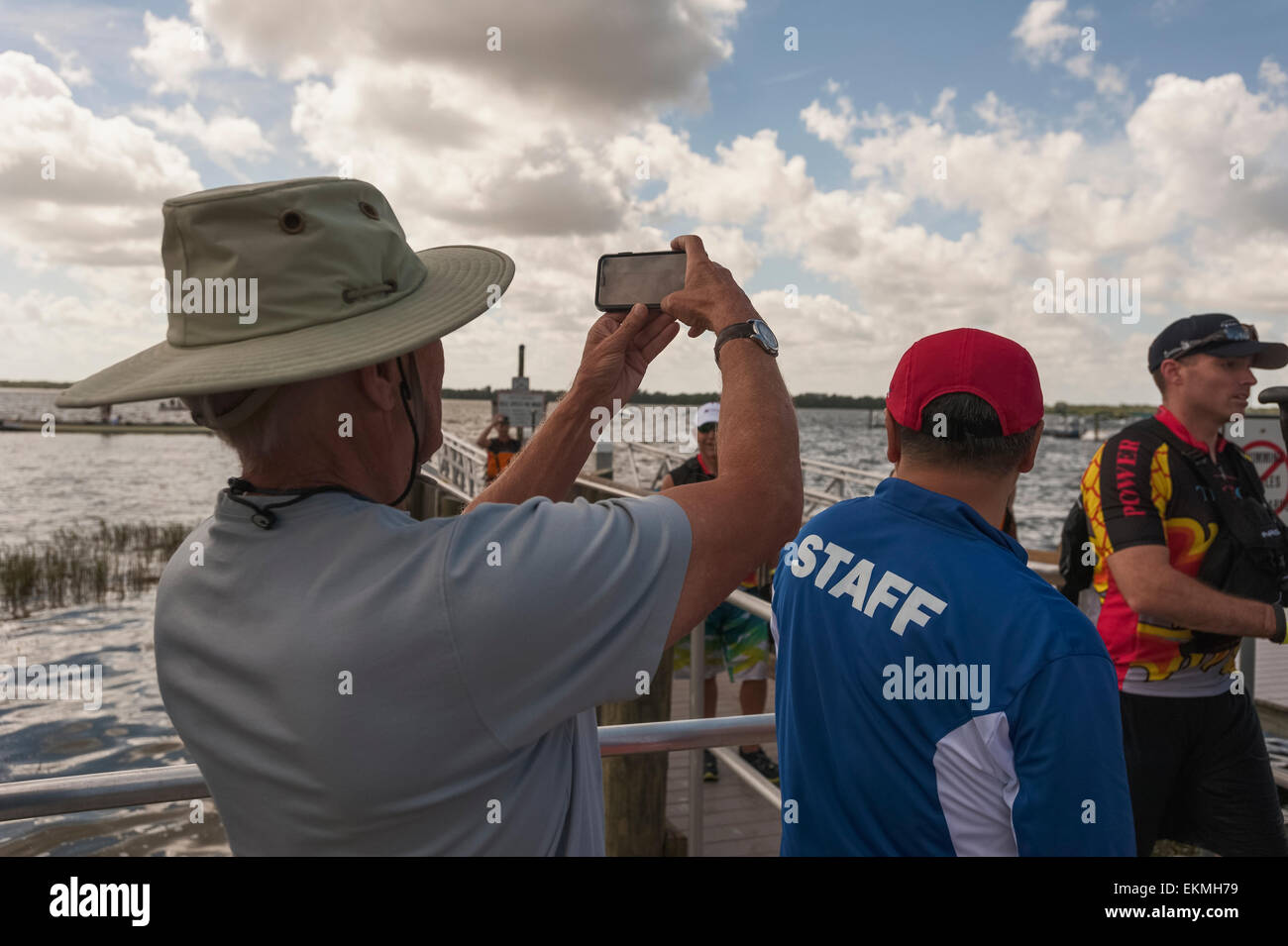 Mann mit einem Smartphone, ein Bild auf einem lokalen Dragon Boat Racing Event in Tavares, Florida USA Stockfoto