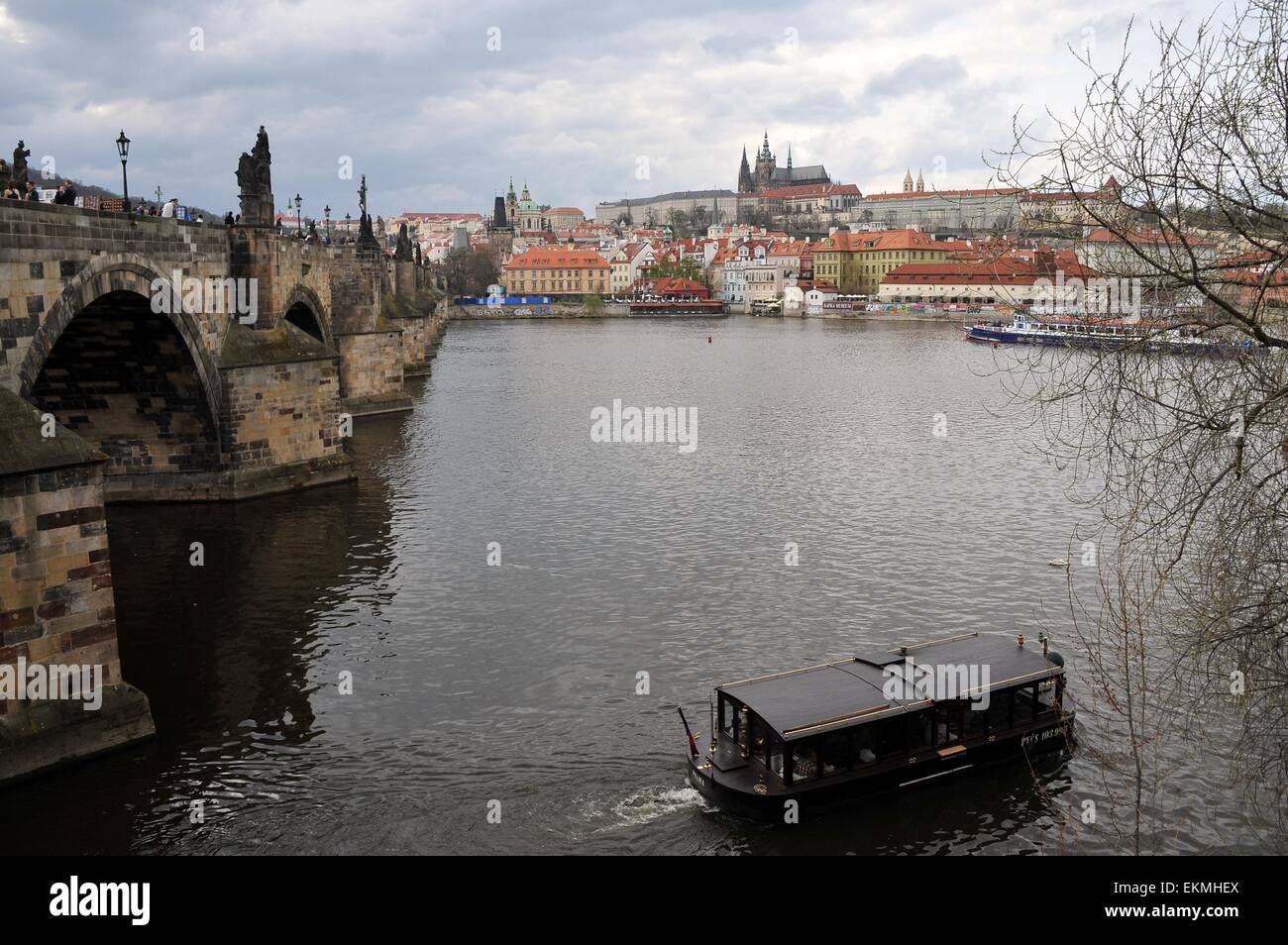 Prag - ein Fluss fließt durch sie Stockfoto