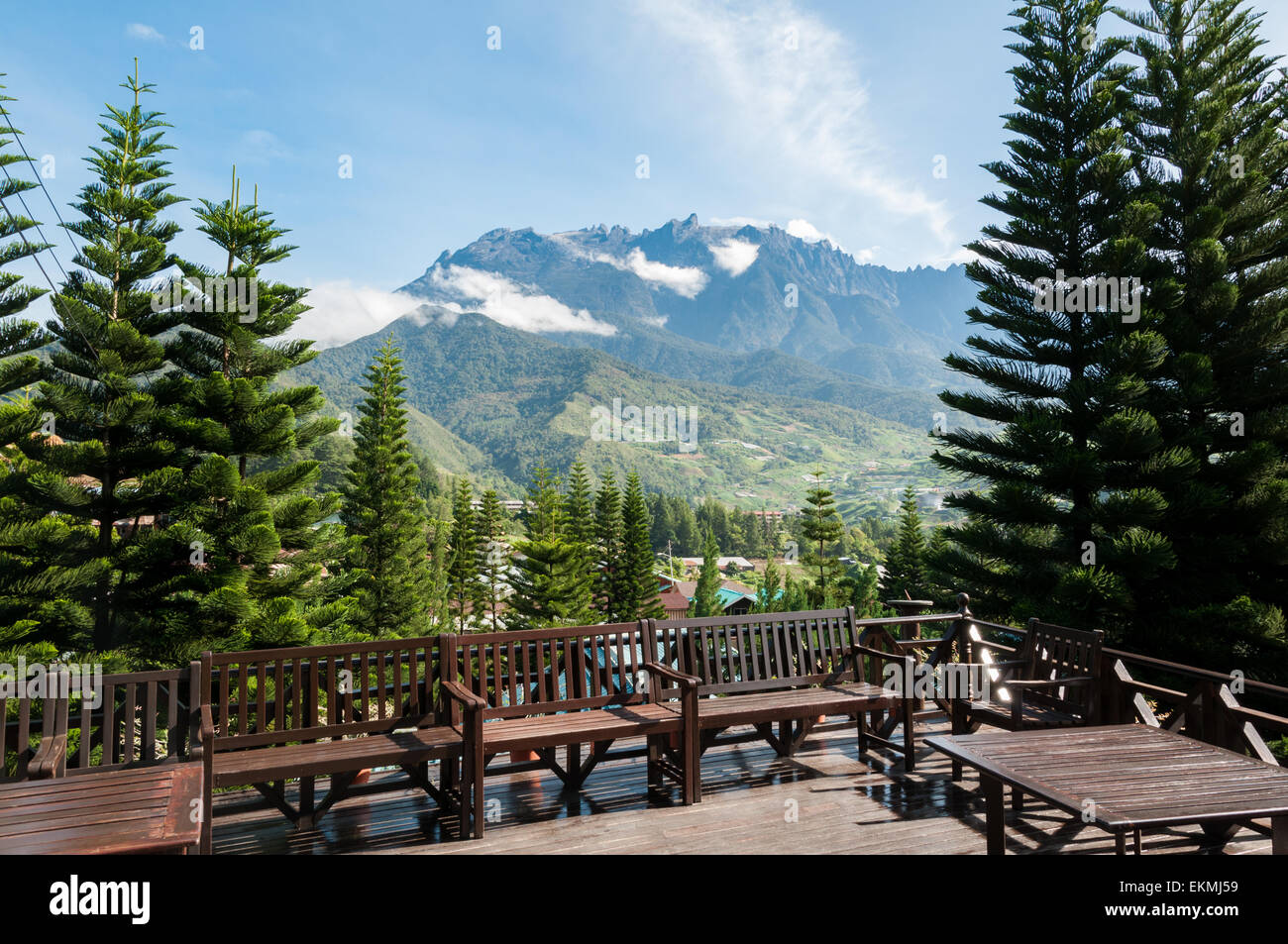 Blick auf den Mount Kota Kinabalu mit lokalen Hotel im Vordergrund, Borneo, Malaysia Stockfoto