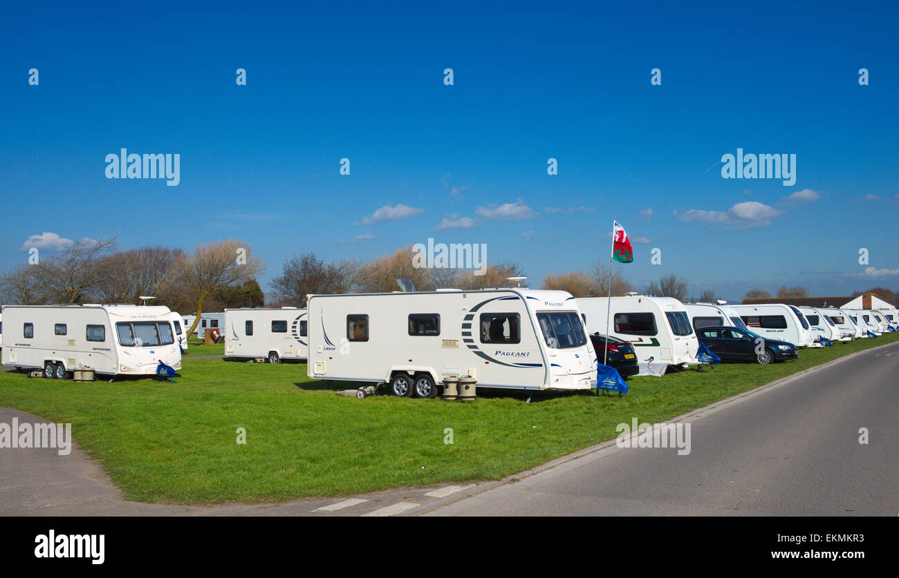 Reihen von Touring-Wohnwagen am Meer-Wohnwagen parken, Somerset. Northam Farm, Brean Sands Stockfoto