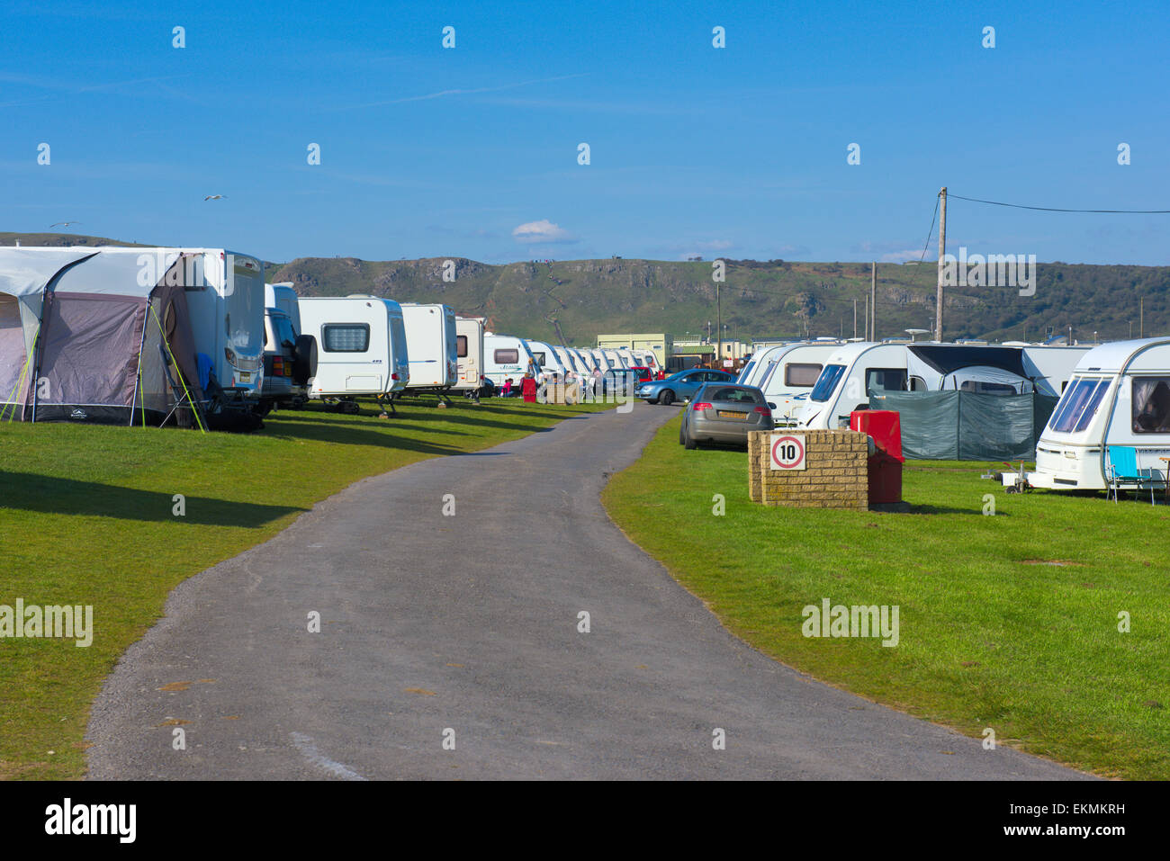 Zeilen des touring Wohnwagen bei Caravan Park am Meer, Somerset. Channel View Touring Park, Brean Sands Stockfoto