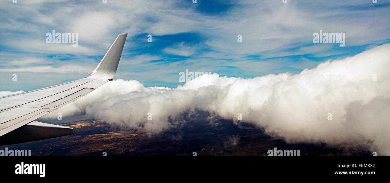 Blick auf Flugzeugflügel aus der Flugzeug-Kabine. Stockfoto