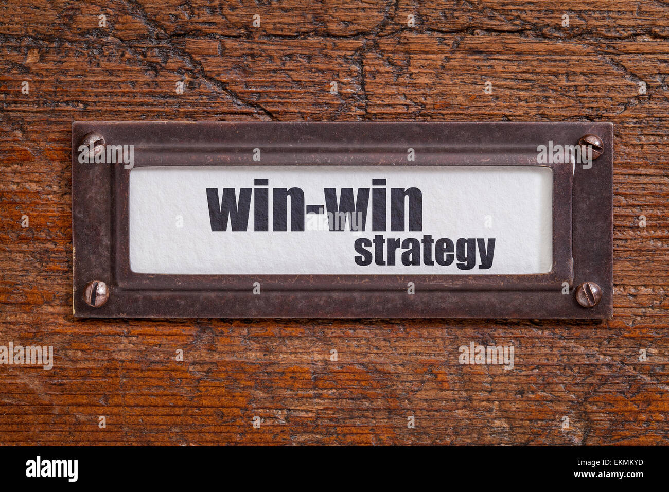 Win-Win-Strategie - CAB-Datei Label, Bronze Inhaber gegen Grunge und zerkratzten Holz Stockfoto