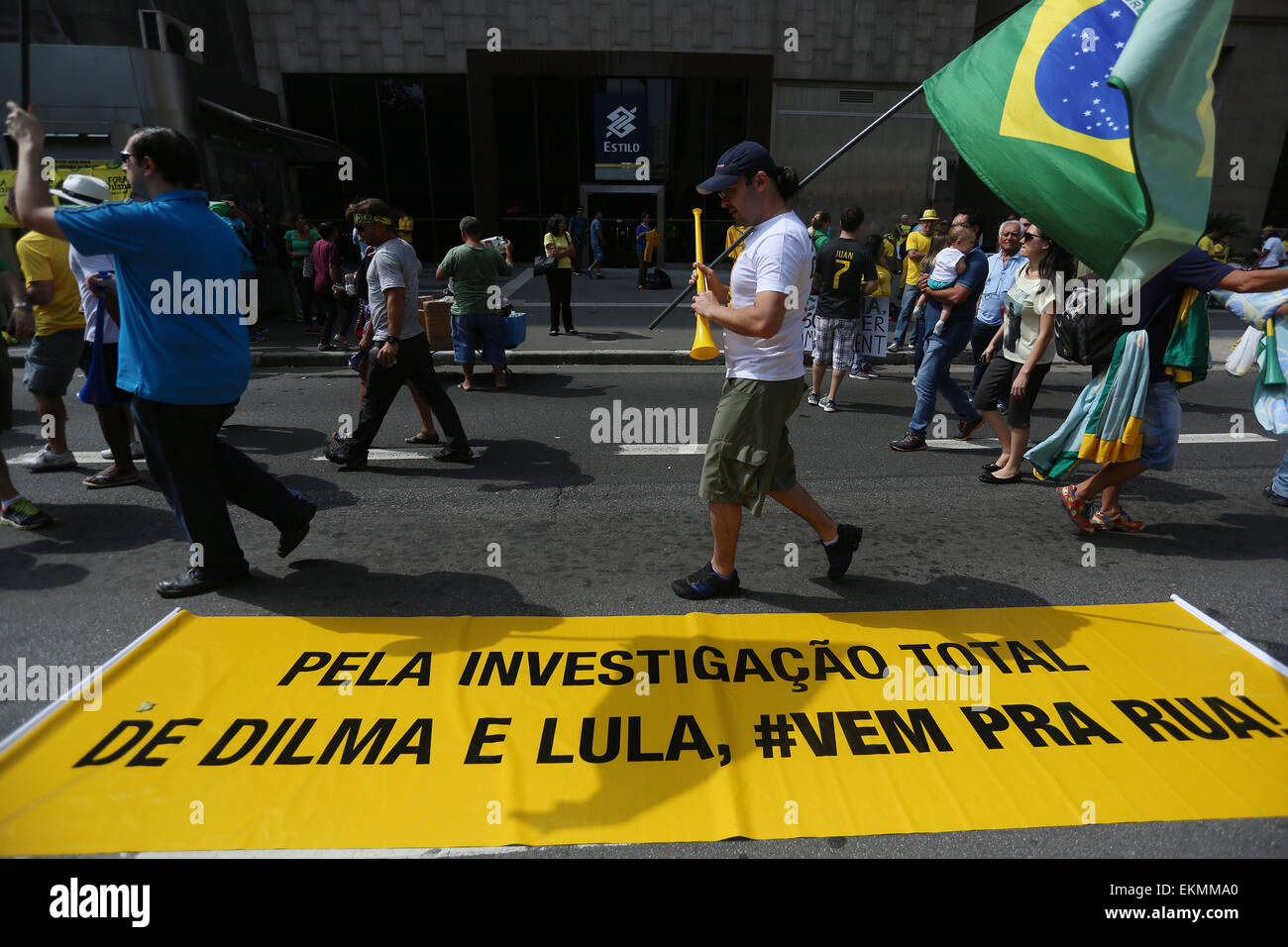 Sao Paulo, Brasilien. 12. April 2015. Bürger beteiligen sich während der Demonstration gegen die Regierung der brasilianischen Präsidentin Dilma Rousseff nach Behauptungen von Korruption von der staatlichen Ölgesellschaft Petrobras in Sao Paulo, Brasilien, am 12. April 2015. Brasiliens staatlicher Öl-Giganten Petrobras schätzt, dass es einige 6 Milliarden Real (2 Milliarden US-Dollar) ausgezahlt in illegale "Provisionen" als Teil eines Systems von Korruption, die jahrelang betrieben berichteten lokale Medien. © Rahel Patras/Xinhua/Alamy Live-Nachrichten Stockfoto