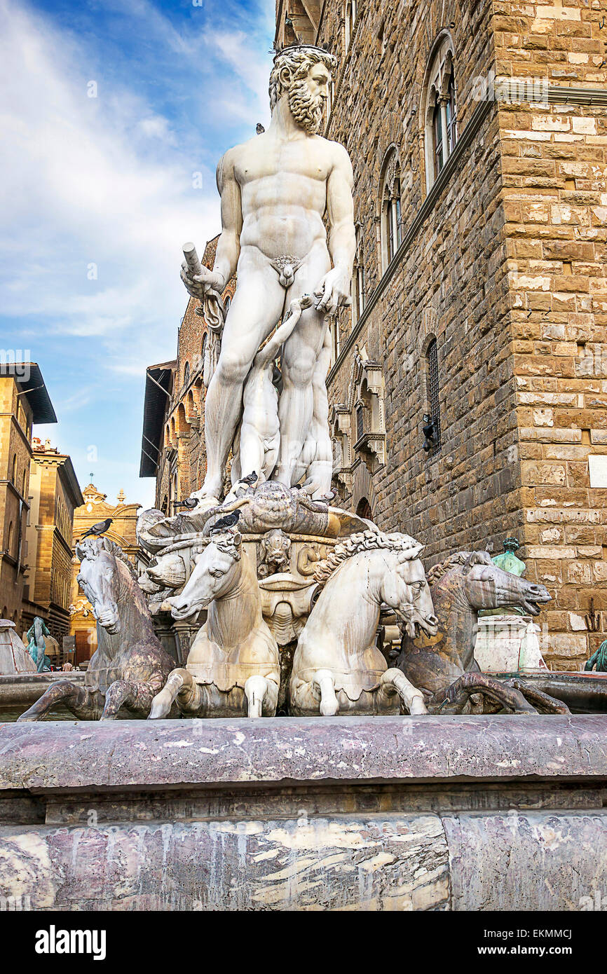 Neptun-Statue in der Nähe von den alten Palast (Palazzo Vecchio) am Platz der Signora (Piazza della Signoria) in Florenz in Italien im Sommer Stockfoto