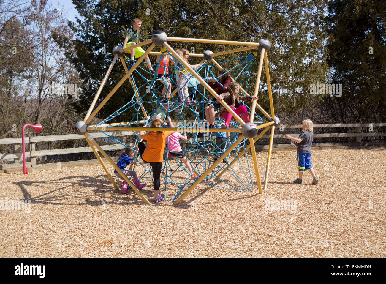 Dreizehn Kinder haben Spaß beim spielen und Klettern auf kubische mesh-Struktur im Spielplatz. Stockfoto