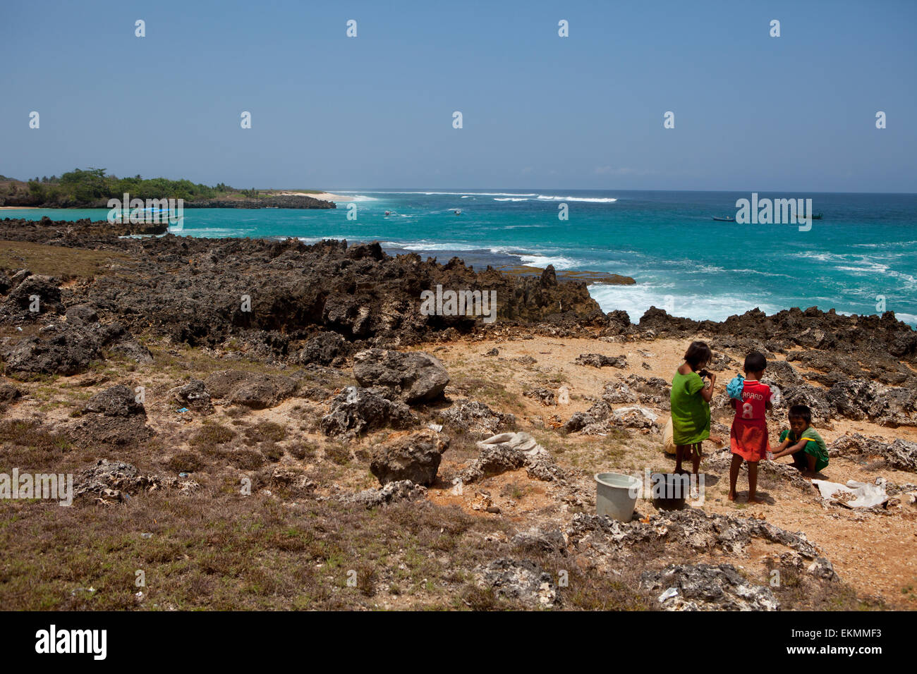 Eine Gruppe von Kindern auf trockenem, felsigen Küstengelände in Pero, Pero Batang, Kodi, Southwest Sumba, East Nusa Tenggara, Indonesien. Stockfoto