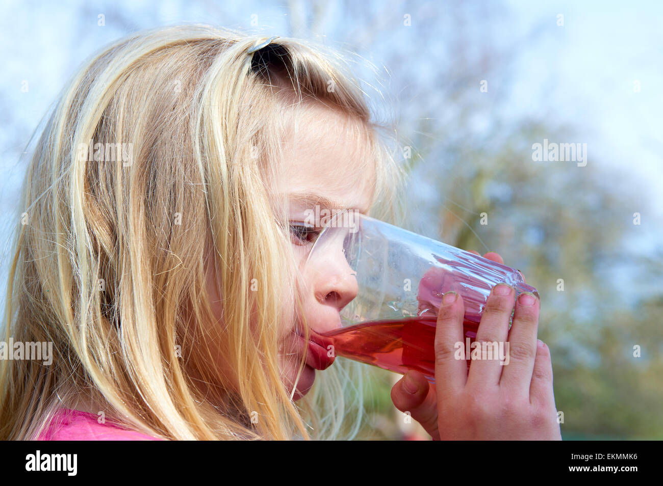 Nahaufnahme eines Kindes blonde Mädchen trinken Limonade außerhalb der Sommerzeit Stockfoto