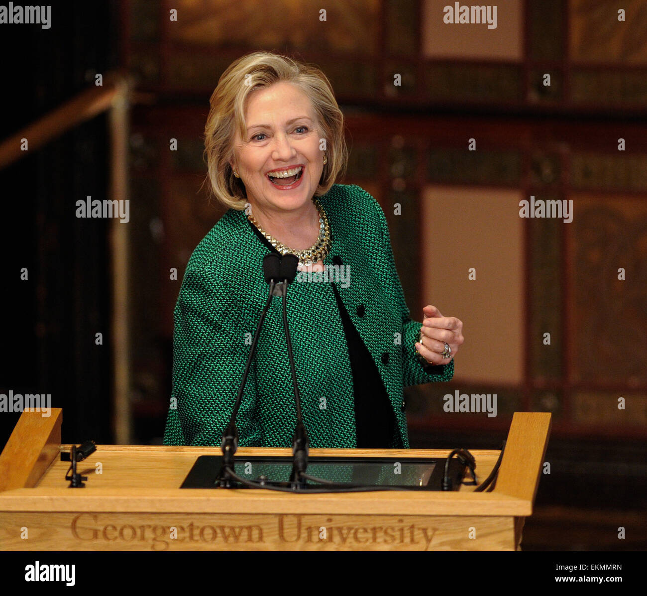 New York, USA. 30. Oktober 2014. Am 30. Oktober 2014 Datei Foto zeigt, dass US-ehemalige Außenministerin Hillary Clinton eine Vorbemerkung vor einer Diskussion über "The Power of Women wirtschaftliche Beteiligung" an der Georgetown University in Washington, D.C., Hauptstadt der Vereinigten Staaten gibt. Hillary hat ihr Angebot für 2016 Präsidentschaftswahlen am Sonntag angekündigt. © Bao Dandan/Xinhua/Alamy Live-Nachrichten Stockfoto