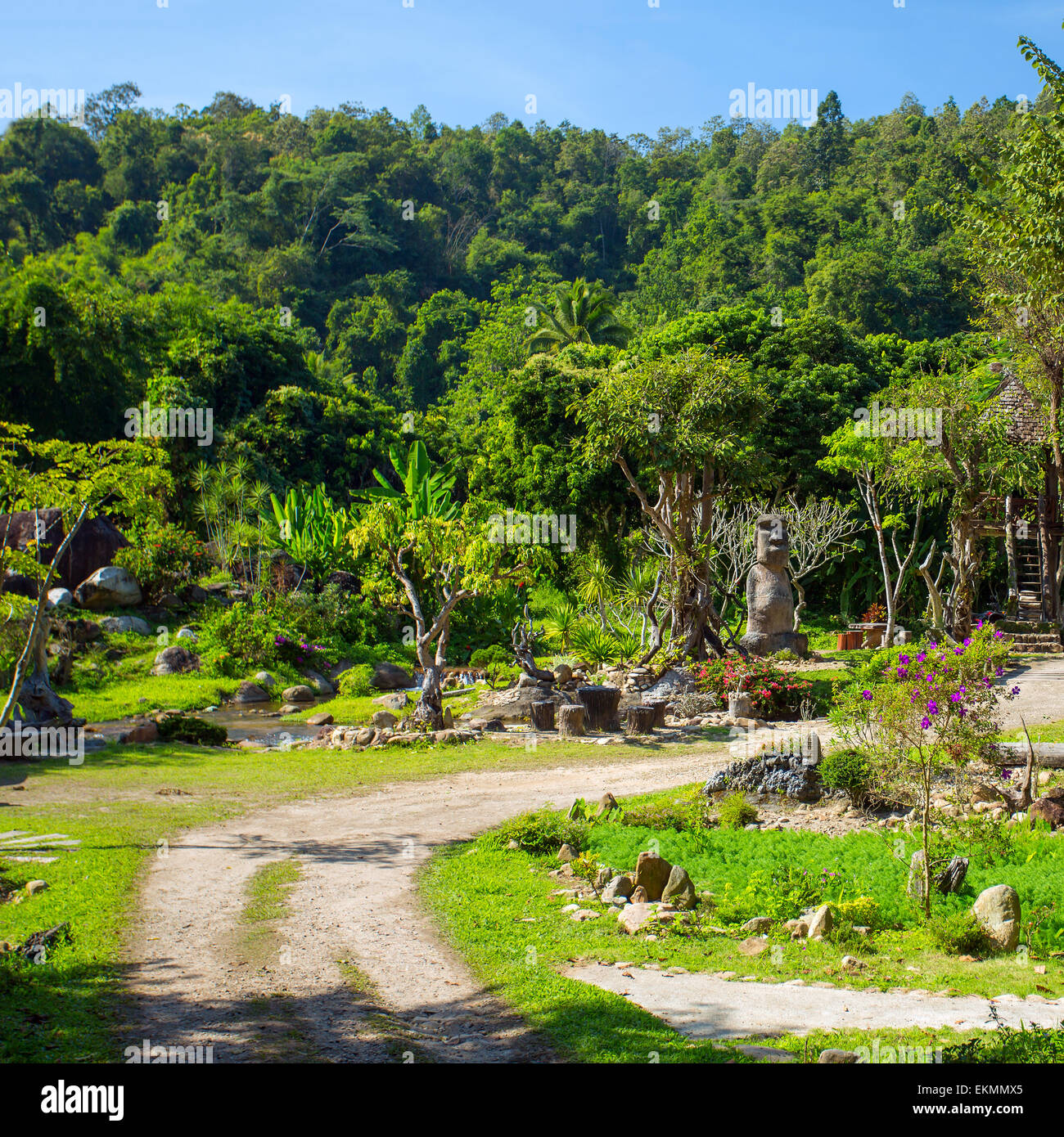 Tropischer Garten mit einem Weg in Thailand Stockfoto