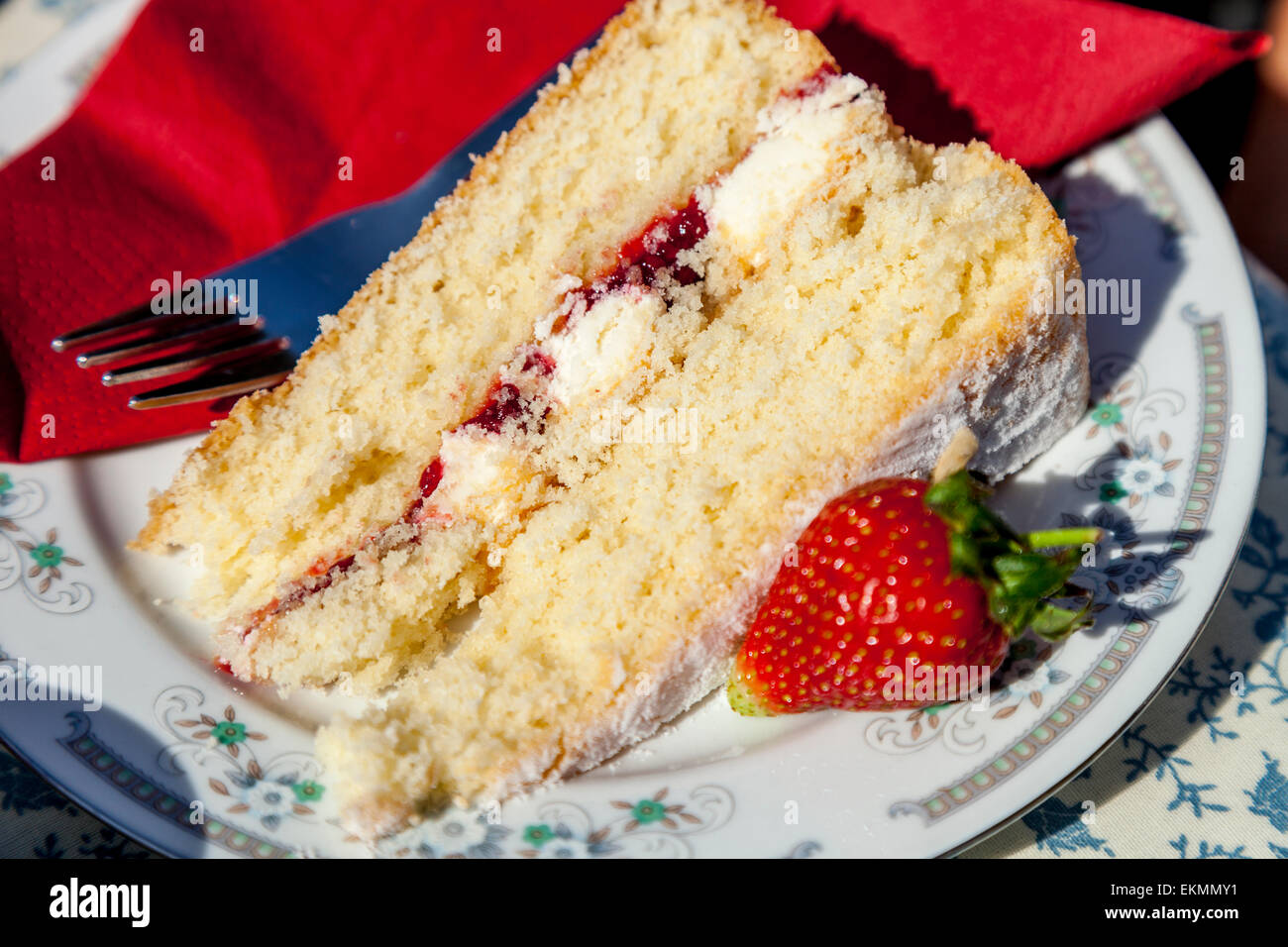 Ein Stück von Victoria Schwamm Kuchen, Cafe Garten, Sussex, UK Stockfoto