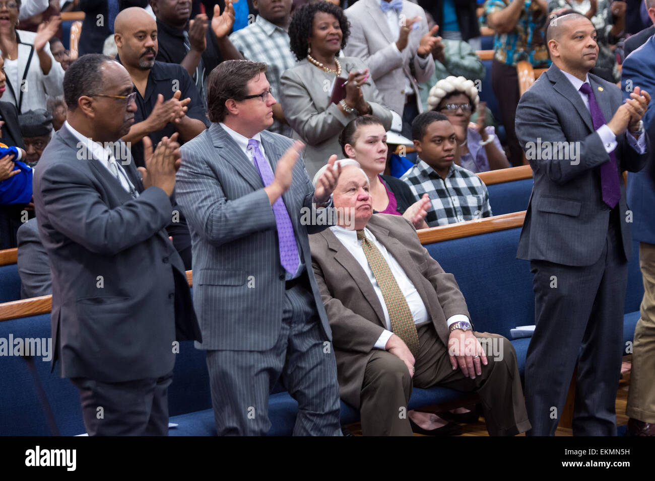 North Charleston Bürgermeister Keith Summey (Mitte) erhält eine Standing Ovation nach Reverend Al Sharpton ihm dankte für das richtige tun während einer Heilung bei Charity Missionary Baptist Church 12. April 2015 in North Charleston, South Carolina. Sharpton sprach im Anschluss an die jüngsten tödlichen Schüssen auf unbewaffnete Autofahrer Walter Scott Polizei und dankte dem Bürgermeister und Polizeichef Stehplätze für Gerechtigkeit in der Offizier mit Mord aufgeladen. Stockfoto