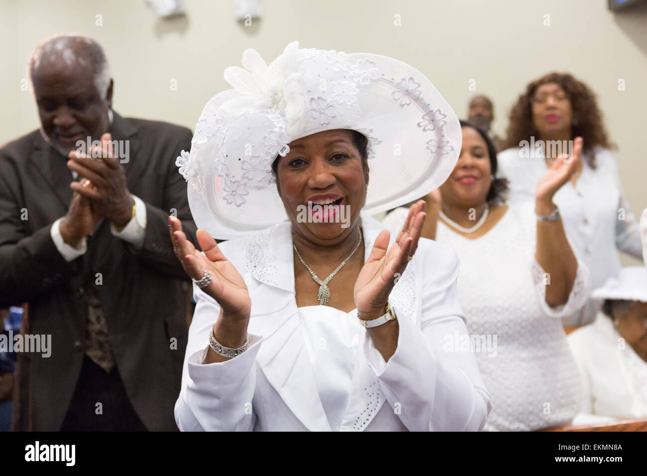 Anbeter mitmachen bei Reverend Al Sharpton Ansprache zu einem heilenden Dienst am Charity Missionary Baptist Church 12. April 2015 in North Charleston, South Carolina. Sharpton sprach im Anschluss an die jüngsten tödlichen Schüssen auf unbewaffnete Autofahrer Walter Scott Polizei und dankte dem Bürgermeister und Polizeichef dafür das richtige in der Offizier mit Mord aufgeladen. Stockfoto