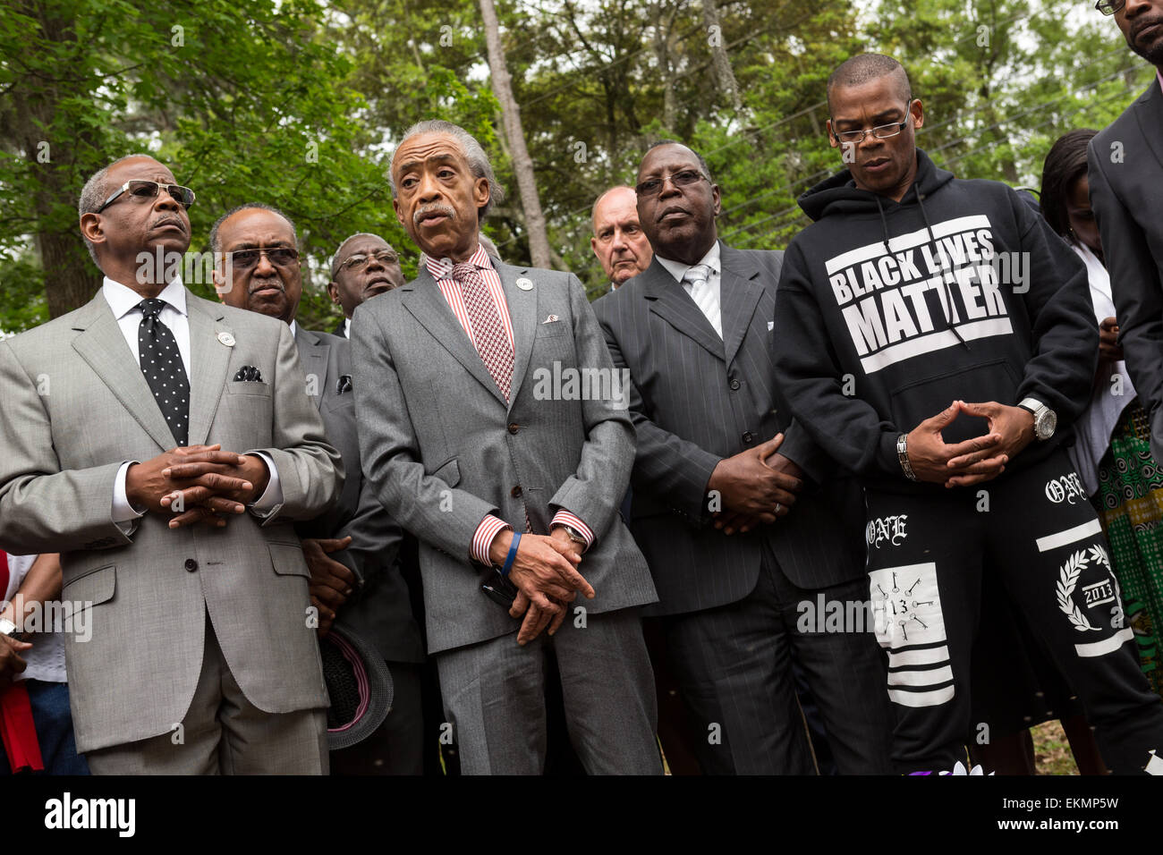 Reverend Al Sharpton spricht während einer Frieden Mahnwache an der Stelle wo unbewaffnete Autofahrer Walter Scott von der Polizei 12. April 2015 in North Charleston, South Carolina niedergeschossen wurde. Etwa 100 Menschen zeigte sich für die kurze Vigil nach einen Heilungs-Dienst der Nächstenliebe Mission Baptist Church. Stockfoto