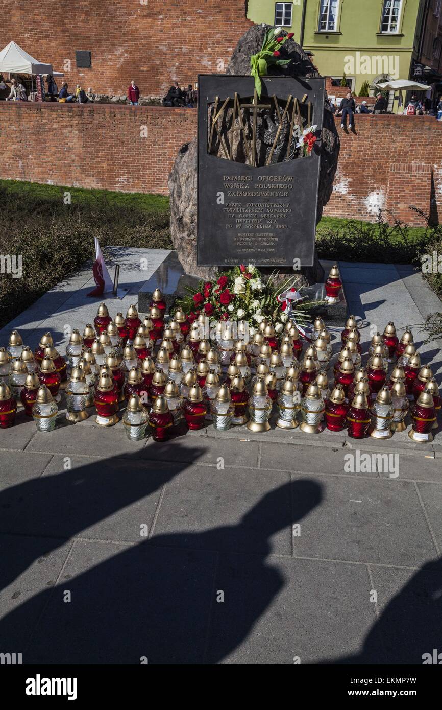 Warschau, Masowien, Polen. 12. April 2015. Katyn-Denkmal mit Kerzen während des Marsches in Warschau im Speicher, der mehr als 20.000 polnischen Menschenleben zwingt Wald von Katyn während des zweiten Weltkrieges durch sowjetische Sicherheit genannt NKWD. © Celestino Arce/ZUMA Wire/ZUMAPRESS.com/Alamy Live-Nachrichten Stockfoto