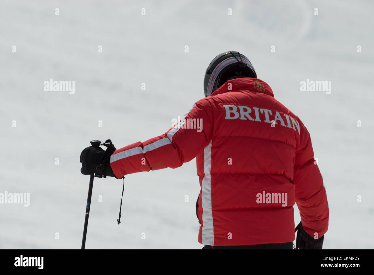Ein Skifahrer in einem leuchtend roten Aufgebockter mit dem Wort Großbritannien auf dem Rücken in Fett geschrieben, zeigt britischen Patriotismus während der Ski in den alpen. Stockfoto