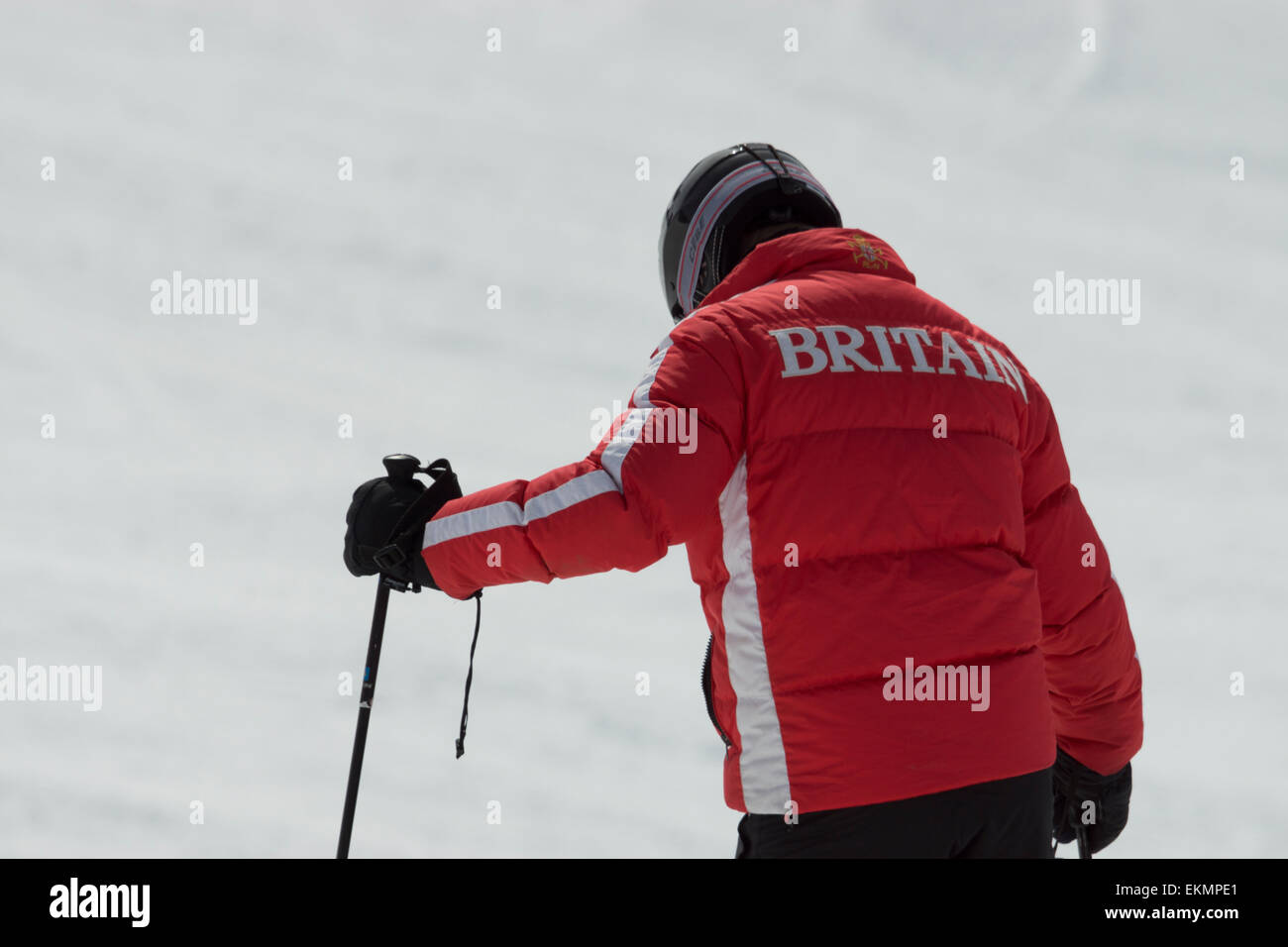 Ein Skifahrer in einem leuchtend roten Aufgebockter mit dem Wort Großbritannien auf dem Rücken in Fett geschrieben, zeigt britischen Patriotismus während der Ski in den alpen. Stockfoto