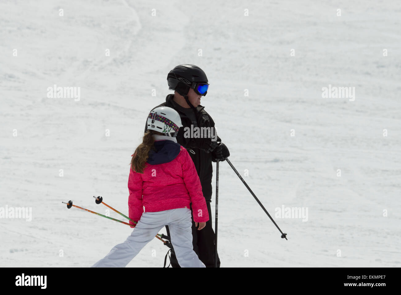 Ein Skiurlaub mit der Familie, in den alpen. Ein Vater weist auf seine Tochter hin Stockfoto