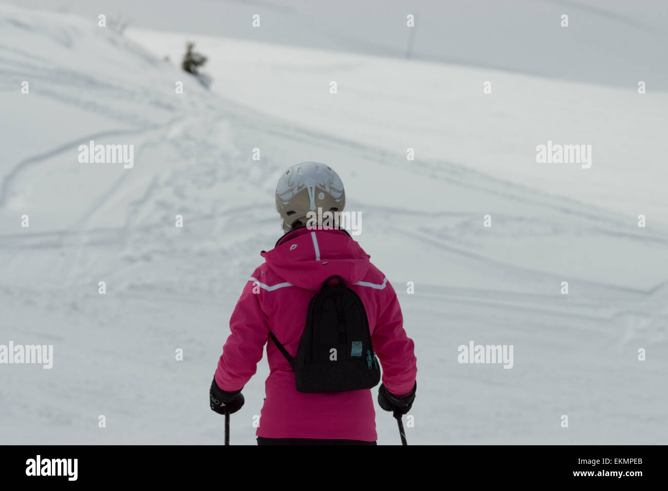 Junge neue Skifahrer eingeschüchtert Blick gerade aus Stockfoto