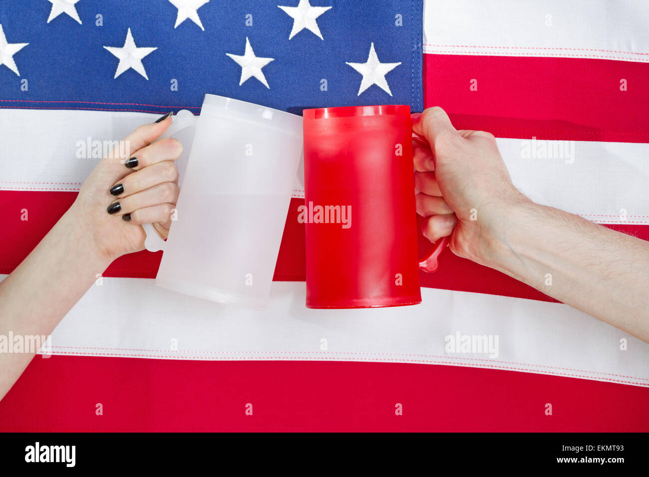 Schließen Sie herauf Bild der weiblichen und männlichen Hände halten große Plastik Becher mit Flagge der Vereinigten Staaten von Amerika zu trinken Stockfoto