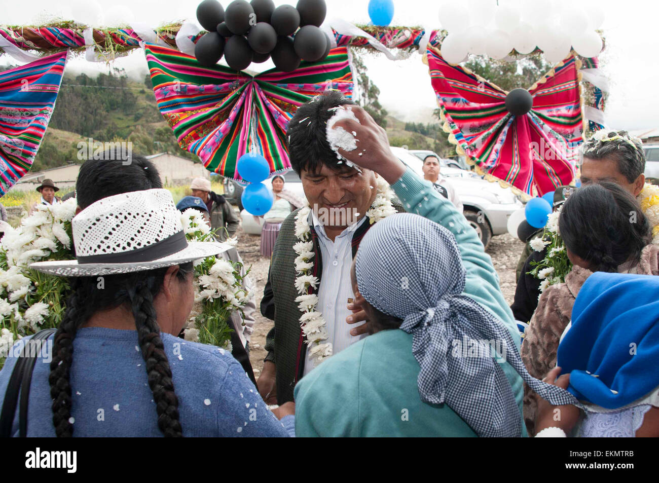 Cochabamba, Bolivien. 12. April 2015. Boliviens Präsident Evo Morales (Rückseite C) nimmt an einer Auslieferungszeremonie ein Sport-Kolosseum, im Rahmen des Programms "Bolivien Änderungen, Evo Fulfills", in der Ortschaft Candelaria de Colomi in Cochabamba, Bolivien, am 12. April 2015. © Freddy Zarco/ABI/Xinhua/Alamy Live-Nachrichten Stockfoto